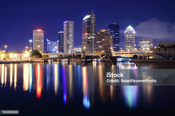 Vista De Los Edificios De La Bahía De Tampa Foto de stock y más banco de imágenes de Tampa - Tampa, Panorama urbano, Noche