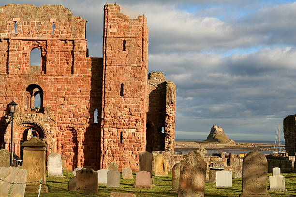 lindisfarne. - northumberland england lindisfarne northeastern england england photos et images de collection