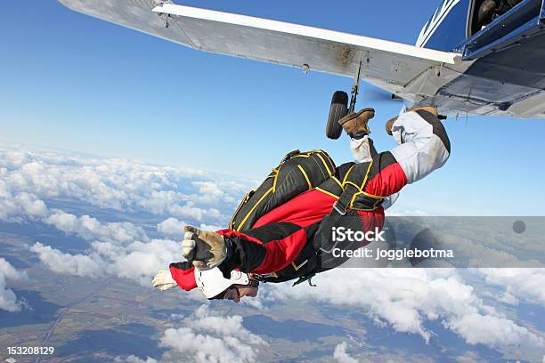 Skydiver Jumps Von Einem Flugzeug Stockfoto und mehr Bilder von Flugzeug - Flugzeug, Hochspringen, Sprung - Wassersport