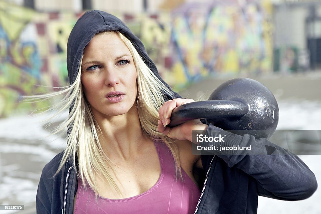 Retrato de mujer de gimnasio con pesas - Foto de stock de 20 a 29 años libre de derechos