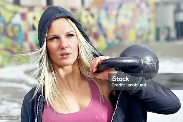 Retrato De Mujer De Gimnasio Con Pesas Foto de stock y más banco de imágenes de 20 a 29 años - 20 a 29 años, Adulto, Adulto joven