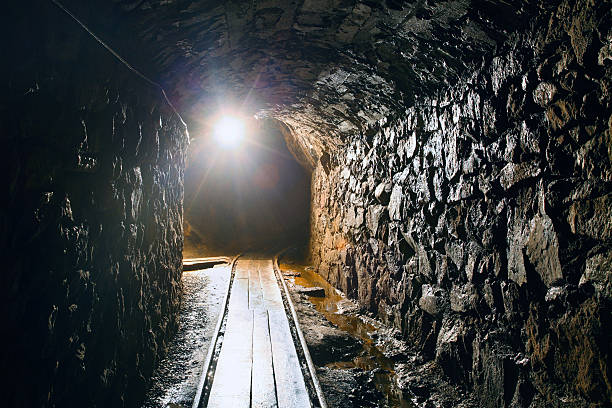 pozzo di estrazione sotterranea - iron mining foto e immagini stock