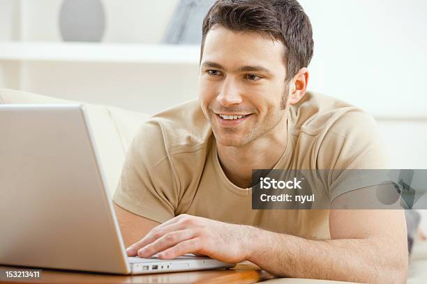 Foto de Homem Usando O Laptop Em Casa e mais fotos de stock de Cabelo curto - Comprimento de Cabelo - Cabelo curto - Comprimento de Cabelo, Homens, Interior de casa