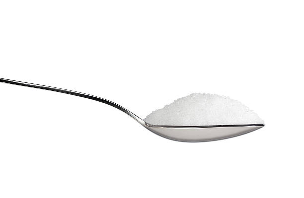 vista lateral de colher cheia de açúcar no - sugar spoon salt teaspoon imagens e fotografias de stock