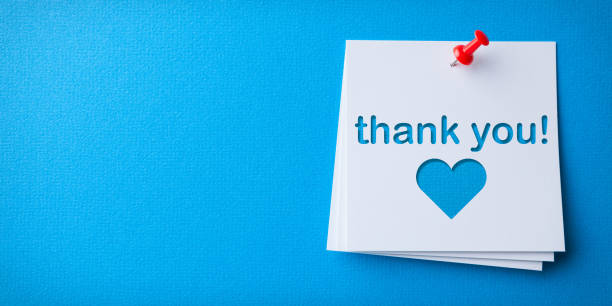 счастливое спасибо на синем картонном фоне - thank you adhesive note note pad smiley face стоковые фото и изображения