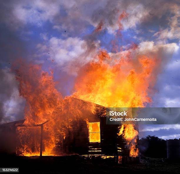 Fuoco - Fotografie stock e altre immagini di Casa - Casa, Fuoco, Bruciare