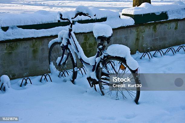 Bicicleta En La Nieve Olvidado Foto de stock y más banco de imágenes de Acero - Acero, Aire libre, Bastidor de la bicicleta