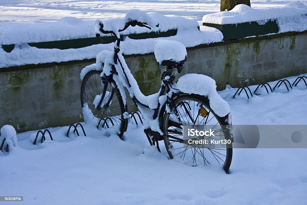 Bicicletta nella neve dimenticato - Foto stock royalty-free di Acciaio