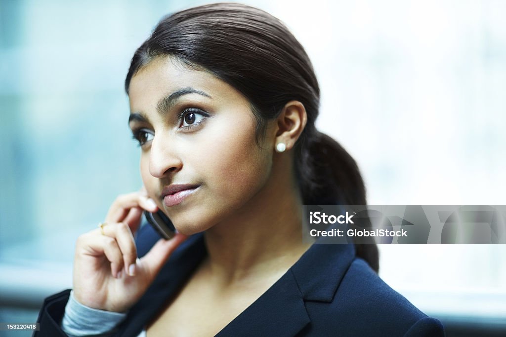 Mulher de negócios com celular e ideias de audição - Foto de stock de 20 Anos royalty-free