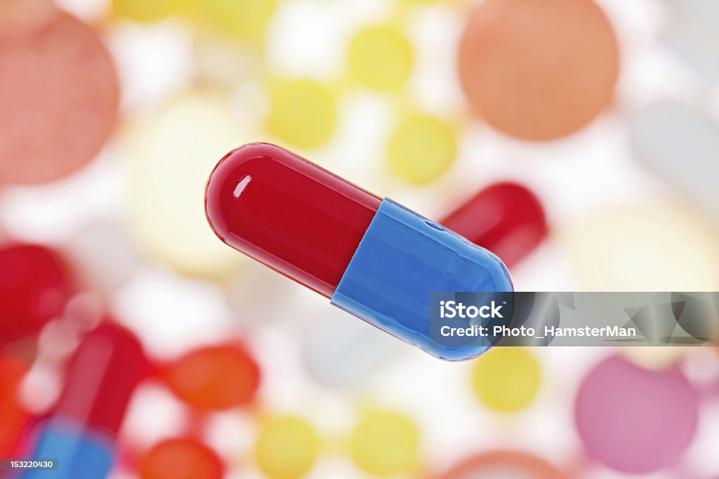 Una cápsula (comprimido) macro vista borrosa multicolored de fármacos - Foto de stock de Abundancia libre de derechos