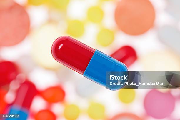 Одна Капсула Macro View С Размытым Разноцветным Препаратов — стоковые фотографии и другие картинки Антибиотик