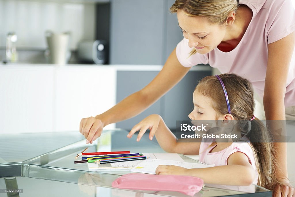 Junge Frau helfen, ihre Tochter in drawing - Lizenzfrei Akademisches Lernen Stock-Foto