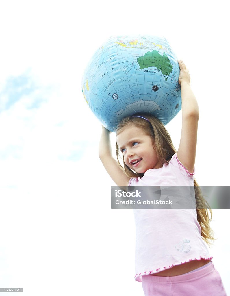 Fille portant sur sa tête monde - Photo de 4-5 ans libre de droits