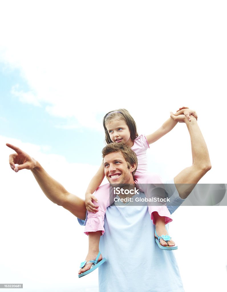 Młody człowiek przewożących córką na ramiona i skierowane na zewnątrz - Zbiór zdjęć royalty-free (20-24 lata)