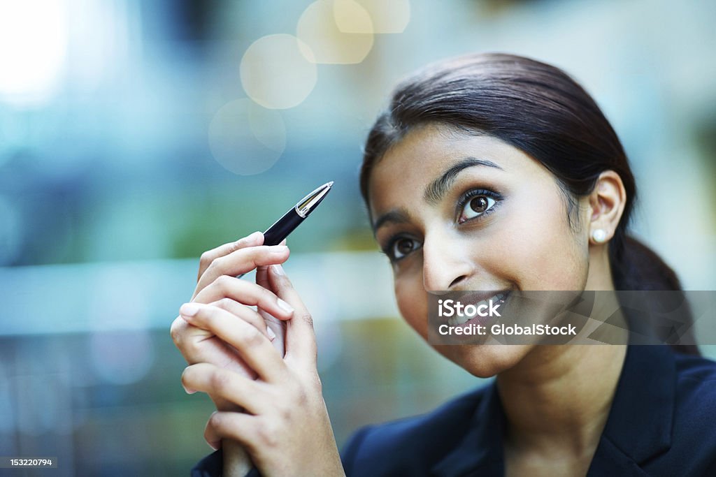 Jovem mulher segurando a caneta e ideias - Foto de stock de Contemplação royalty-free