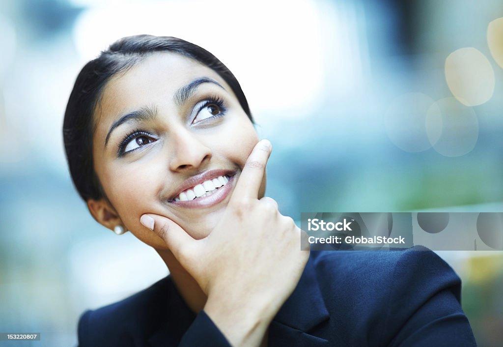 Mujer de negocios mirando y sonriendo - Foto de stock de 20 a 29 años libre de derechos