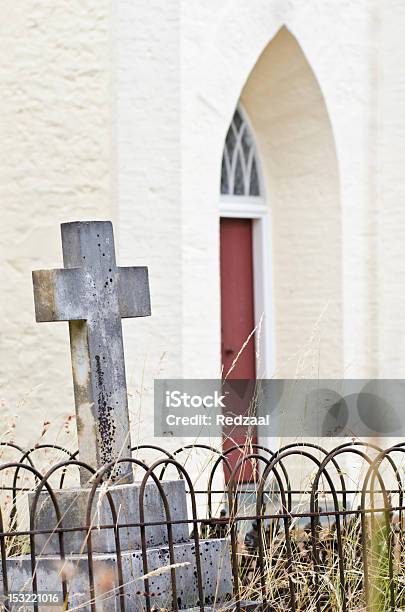 Cmentarz Krzyż W Pobliżu Church - zdjęcia stockowe i więcej obrazów Akcesoria religijne - Akcesoria religijne, Bez ludzi, Cegła