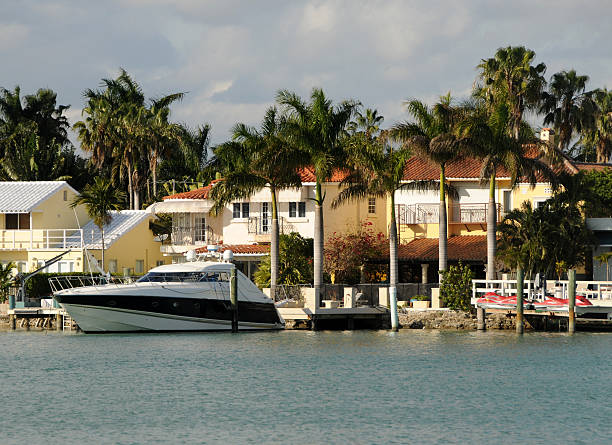 istock Luxuty home and yacht 153225015