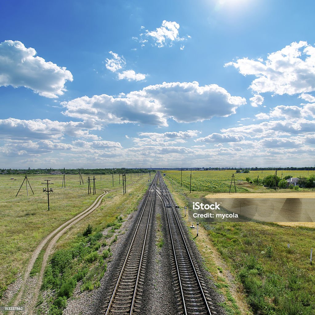 Sol en el cielo nublado de ferrocarril - Foto de stock de Acero libre de derechos