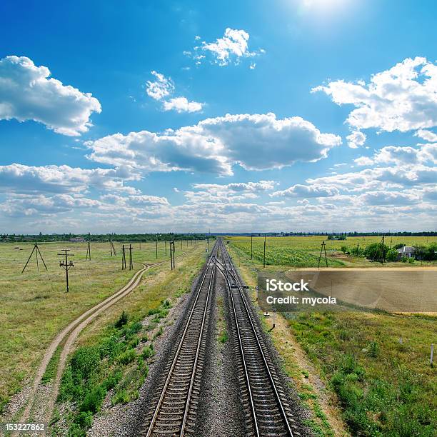 Sol En El Cielo Nublado De Ferrocarril Foto de stock y más banco de imágenes de Acero - Acero, Aire libre, Azul