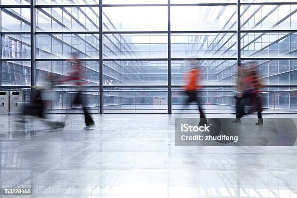 Traveler Rushing In Flughafen Stockfoto und mehr Bilder von Abstrakt - Abstrakt, Aktivitäten und Sport, Architektur