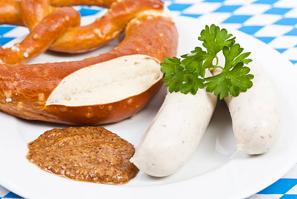 des saucisses bavaroises avec bretzel - munich beer garden veal sausage upper bavaria photos et images de collection