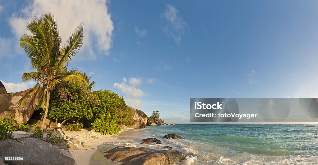 Ilha tropical idílica de praia, palmeiras quentes surf golden sands - Foto de stock de Anse Source d'Argent royalty-free