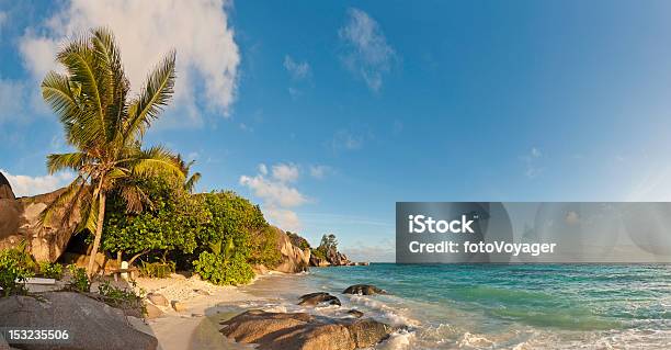 Foto de Ilha Tropical Idílica De Praia Palmeiras Quentes Surf Golden Sands e mais fotos de stock de Anse Source d'Argent