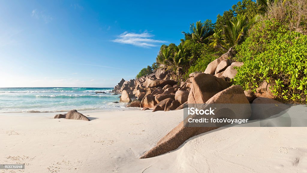 Spiaggia di isola paradiso sabbia dorata bianco surf mare turchese delle Seychelles - Foto stock royalty-free di Acqua