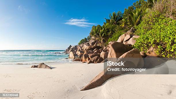 Spiaggia Di Isola Paradiso Sabbia Dorata Bianco Surf Mare Turchese Delle Seychelles - Fotografie stock e altre immagini di Acqua