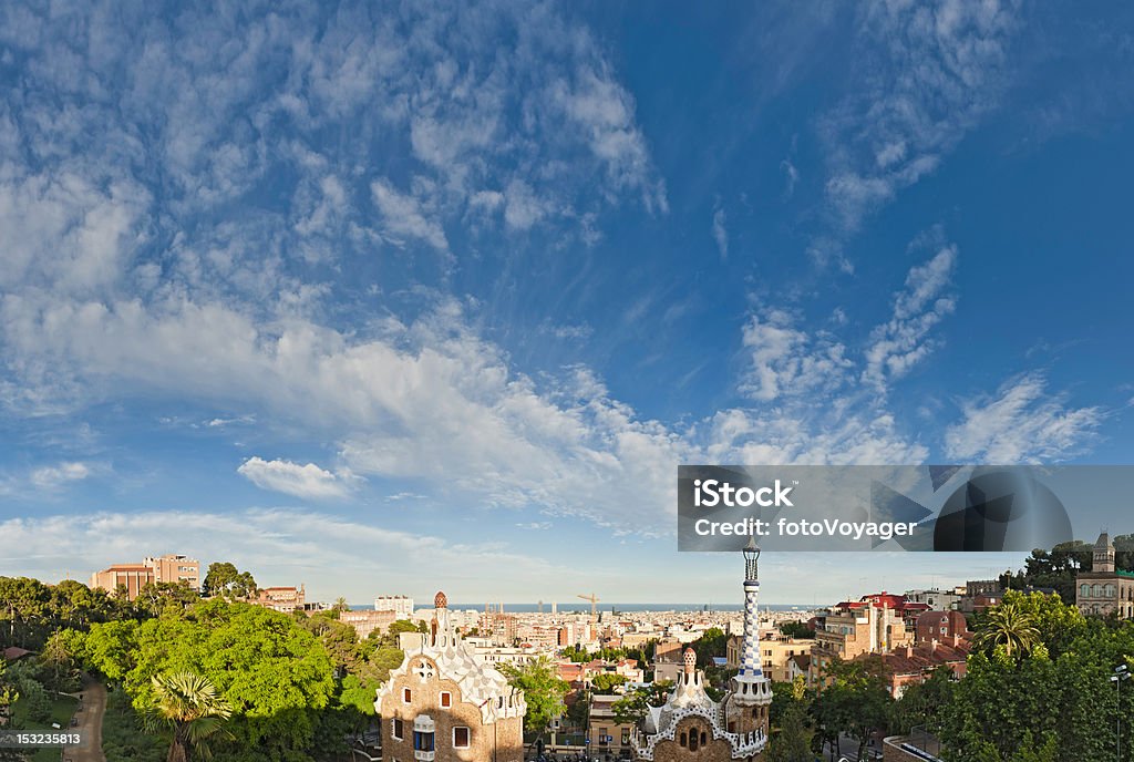 Barcelona big summer céu sobre o Parc Güell Gaudí abriga Espanha - Foto de stock de Barcelona - Espanha royalty-free
