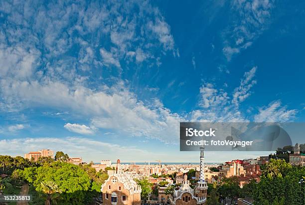 Foto de Barcelona Big Summer Céu Sobre O Parc Güell Gaudí Abriga Espanha e mais fotos de stock de Barcelona - Espanha