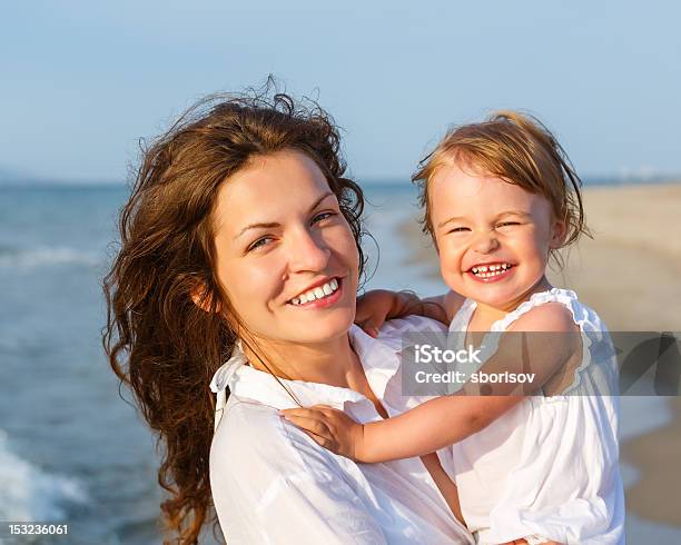 Madre E Figlia Sulla Spiaggia - Fotografie stock e altre immagini di Abbracciare una persona - Abbracciare una persona, Accudire, Acqua