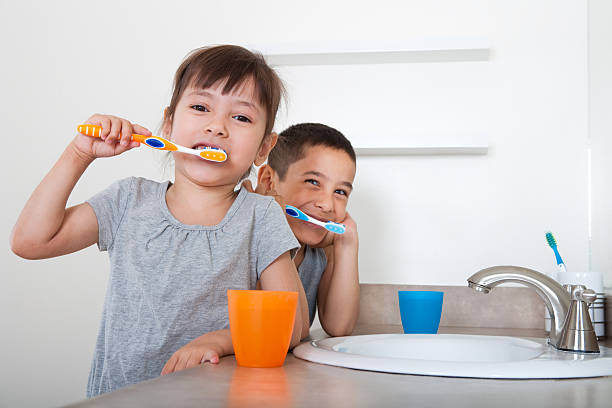 kinder zähne putzen - human teeth child smiling family stock-fotos und bilder