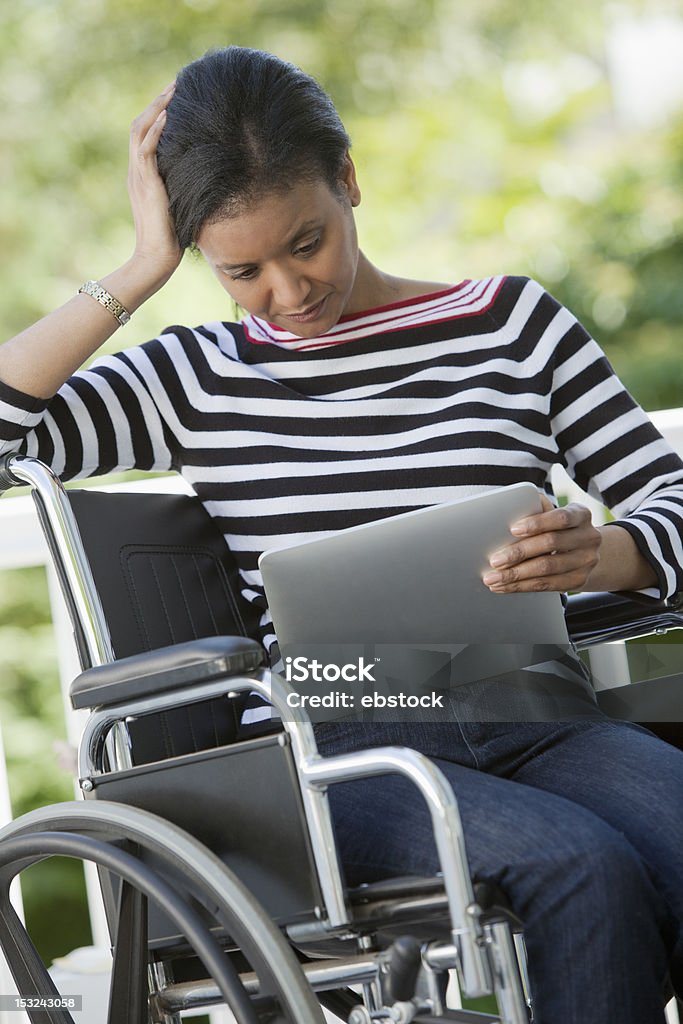 Femme avec une tablette numérique pour personnes à mobilité réduite - Photo de Adulte libre de droits