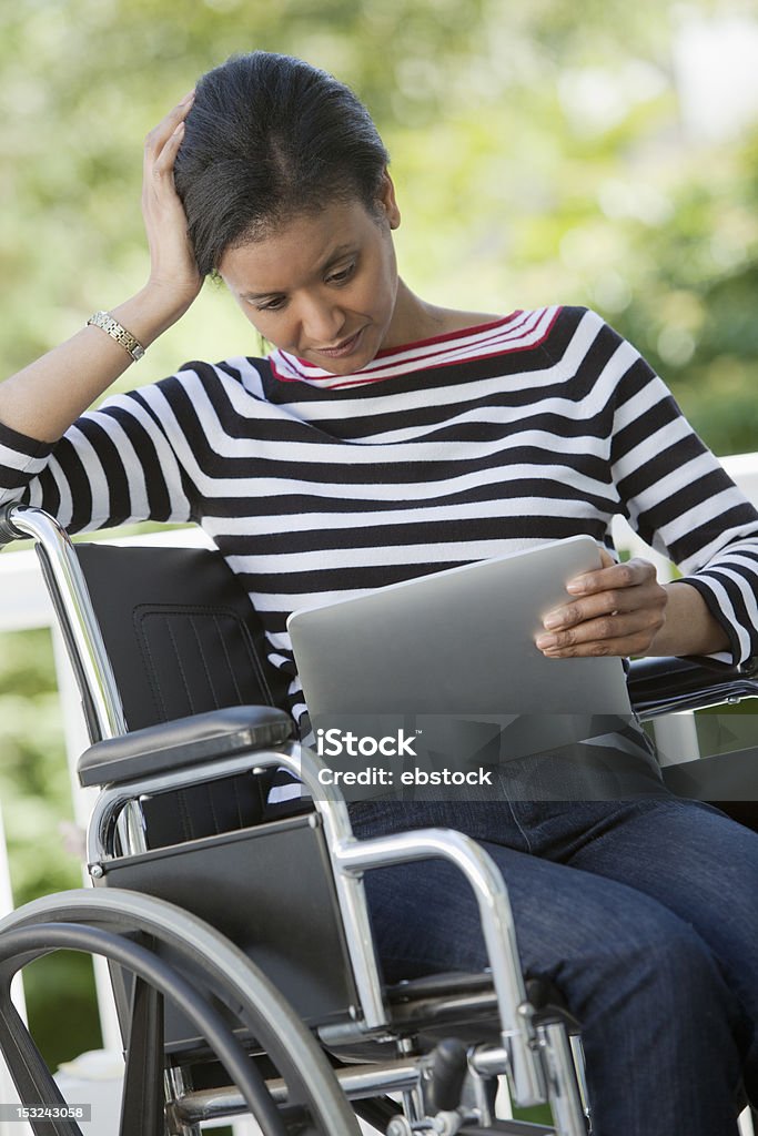사용불가능 여자 디지털 태블릿 - 로열티 프리 건강관리와 의술 스톡 사진