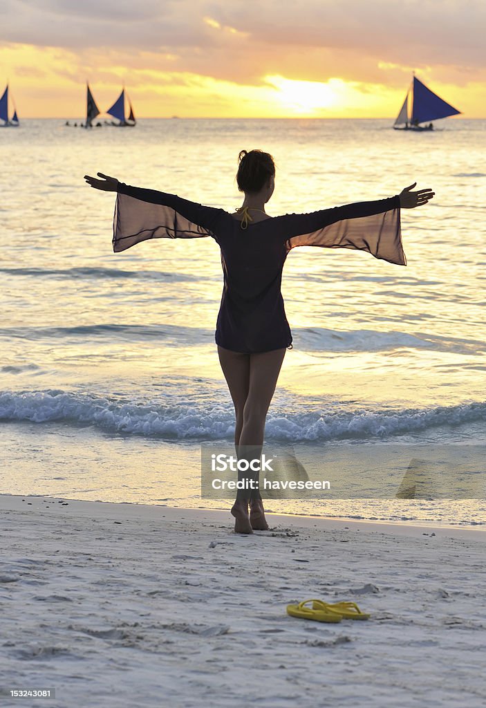 Девушка на пляже на закате - Стоковые фото Бикини роялти-фри