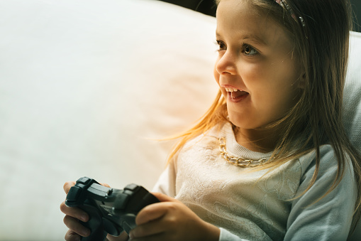 Video games, joy, safe challenges - a young girl's experience under her parents' supervision at home