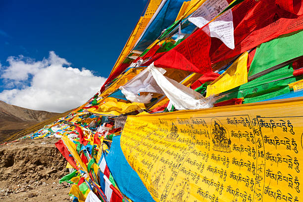 bandiere di preghiera tibetano - tibetan script foto e immagini stock