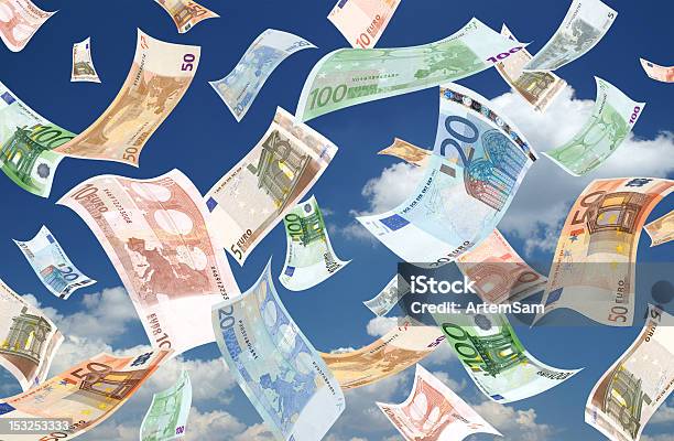 Caída De Euros Sky Background Foto de stock y más banco de imágenes de Moneda de la Unión Europea - Moneda de la Unión Europea, Lluvia, Dinero