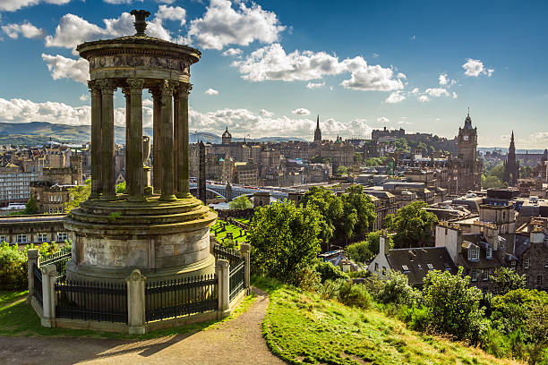 vista del castello di calton hill in giornata di sole - carlton hill foto e immagini stock