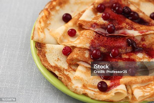 Frittelle Su Una Piastra Con Mirtilli - Fotografie stock e altre immagini di Blintz - Blintz, Cibo, Close-up