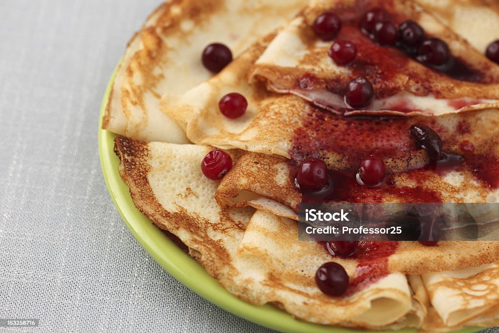 (blinis) com Panquecas de cranberry em um prato - Foto de stock de Assado no Forno royalty-free