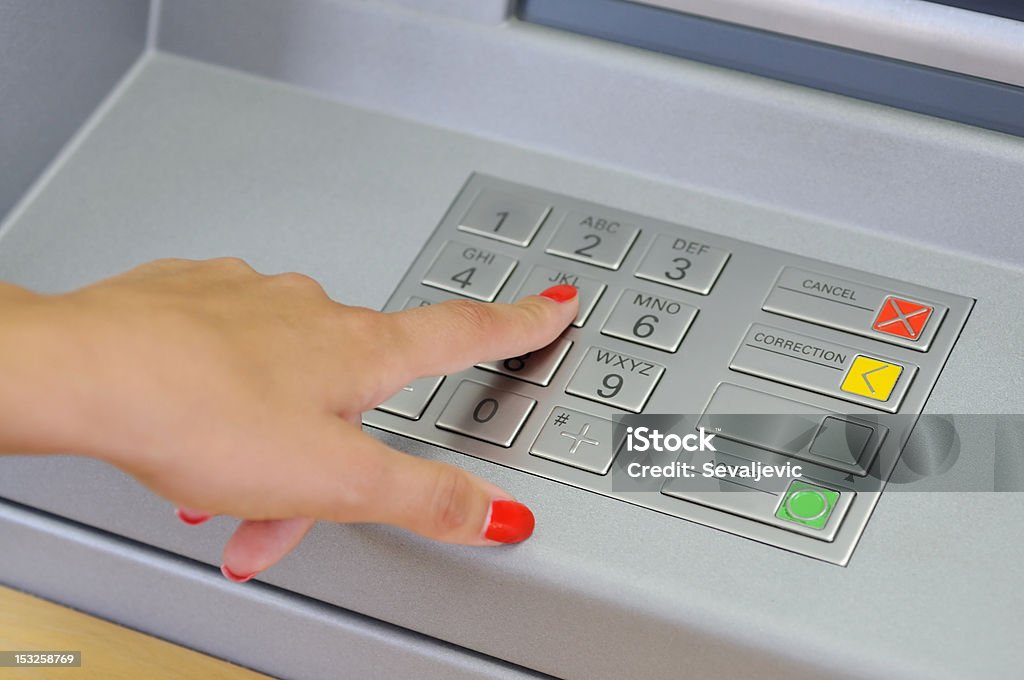 使っている女性の ATM - 1人のロイヤリティフリーストックフォト