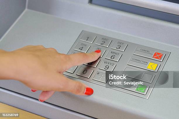 Mulher Com Atm - Fotografias de stock e mais imagens de Acessório Financeiro - Acessório Financeiro, Adulto, Atividade bancária