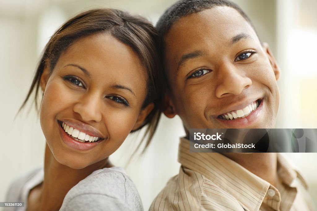 Romantica Giovane coppia sorridente - Foto stock royalty-free di 20-24 anni
