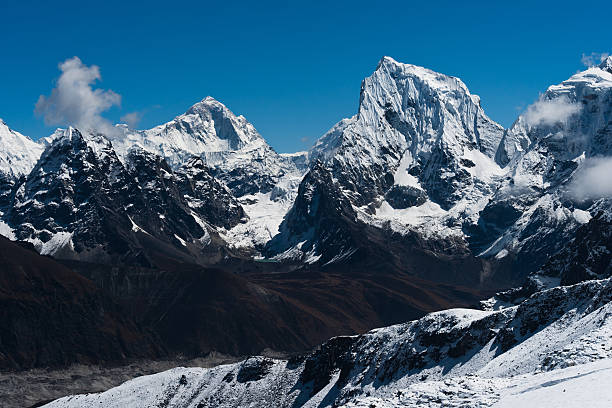 makalu, cholatse cumbres visto desde renjo aprobado - renjo la fotografías e imágenes de stock