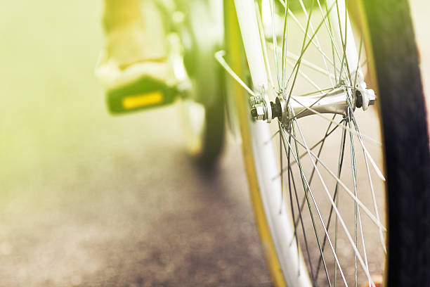 close-up de uma roda de bicicleta de carro vintage efeito - bicycle wheel tire spoke - fotografias e filmes do acervo