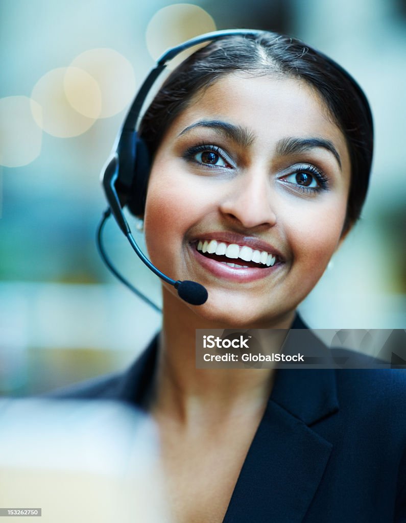Donna d'affari con auricolare e sorridente - Foto stock royalty-free di 20-24 anni