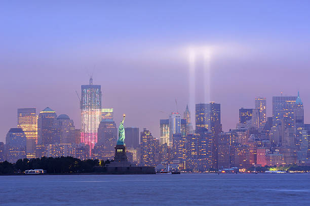 new york city manhattan downtown al crepuscolo - new york city panoramic statue of liberty skyline foto e immagini stock